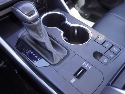 Certified 2024 Toyota Highlander XLE FWD image 19