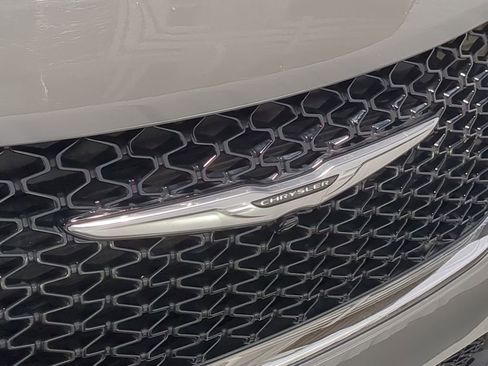 Used 2021 Chrysler Pacifica Limited w/ Uconnect Theater Family Group AWD/4WD image 15