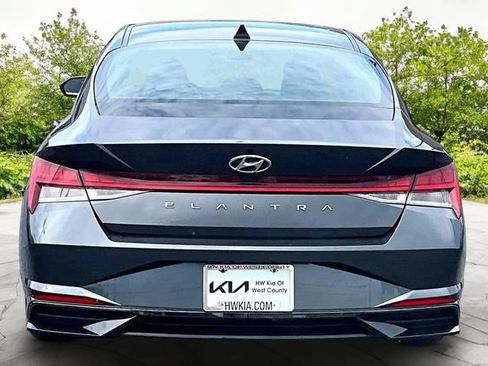 Used 2021 Hyundai Elantra SEL w/ Convenience + Premium Package FWD image 4