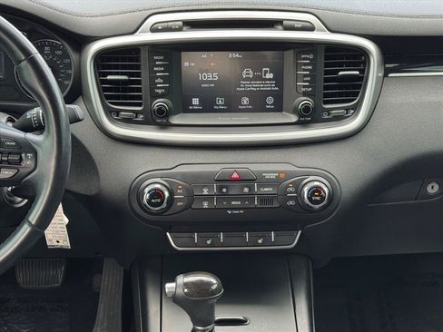 Used 2017 Kia Sorento AWD w/ LX Convenience Package image 13