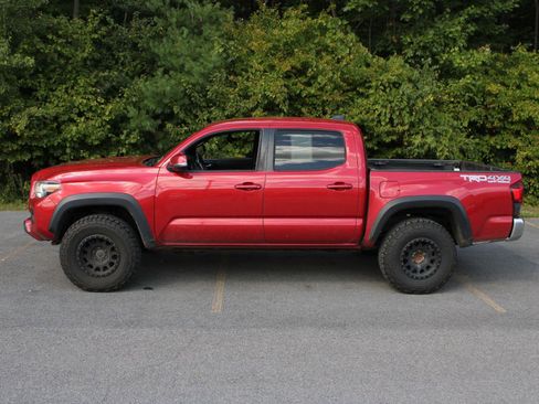 Used 2019 Toyota Tacoma TRD Off-Road AWD/4WD image 5