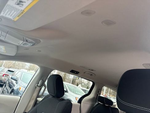 Used 2023 Chrysler Voyager LX image 18