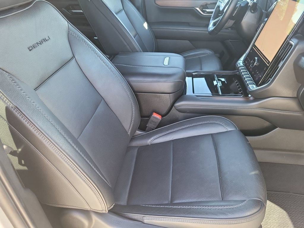Used 2025 GMC Yukon XL Denali AWD/4WD image 34