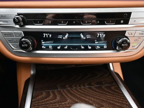 Used 2022 BMW 740i xDrive 740i xDrive w/ M Sport Package image 17