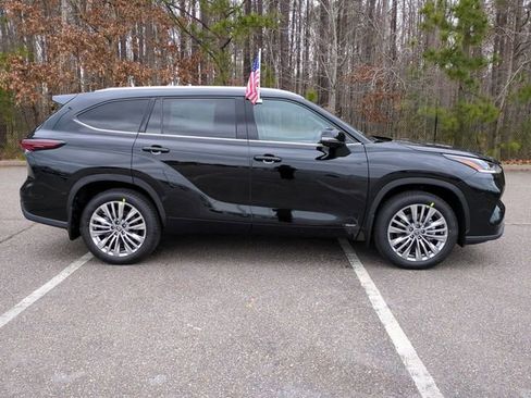 New 2026 Toyota Highlander Platinum image 3