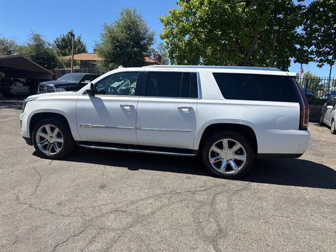 Used 2018 Cadillac Escalade ESV Premium Luxury AWD/4WD image 12