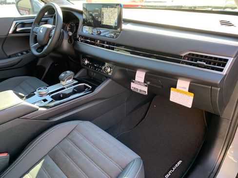 New 2025 Mitsubishi Outlander SE image 24