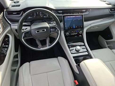 Used 2022 Jeep Grand Cherokee L Overland w/ Luxury Tech Group IV AWD/4WD image 2