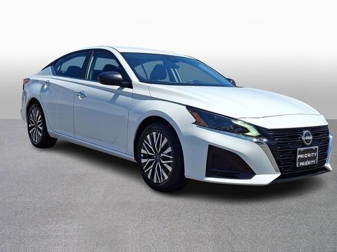 Used 2025 Nissan Altima 2.5 SV FWD image 3