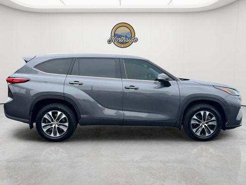 Used 2021 Toyota Highlander XLE AWD/4WD image 23