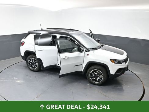 Used 2025 Jeep Compass Trailhawk AWD/4WD image 60