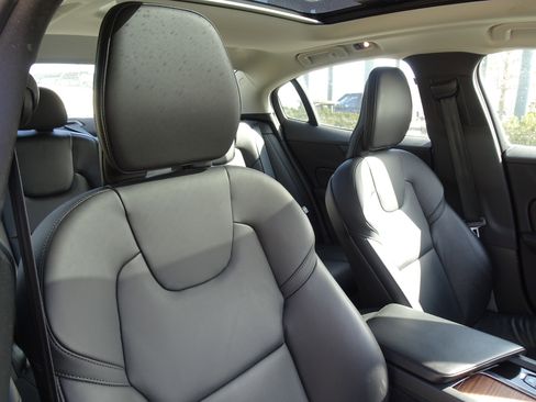 Used 2021 Volvo S60 T6 Momentum w/ Climate Package image 25