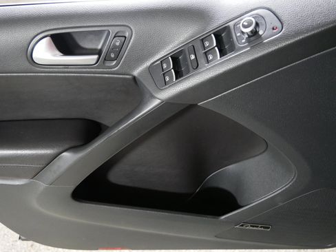 Used 2014 Volkswagen Tiguan SEL image 19