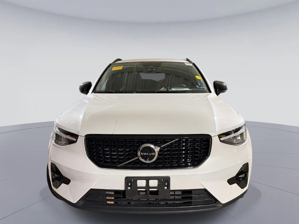 Used 2024 Volvo XC40 B5 Plus w/ Climate Package AWD/4WD image 2