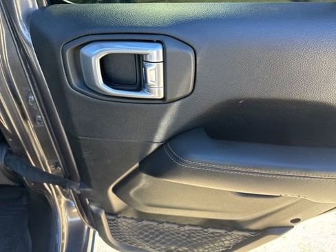 Used 2020 Jeep Wrangler Unlimited Sahara image 32