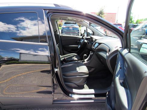 Used 2018 Chevrolet Trax LT w/ Sun & Sound Package FWD image 33