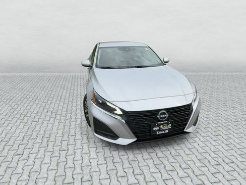 Used 2023 Nissan Altima 2.5 SV FWD image 2