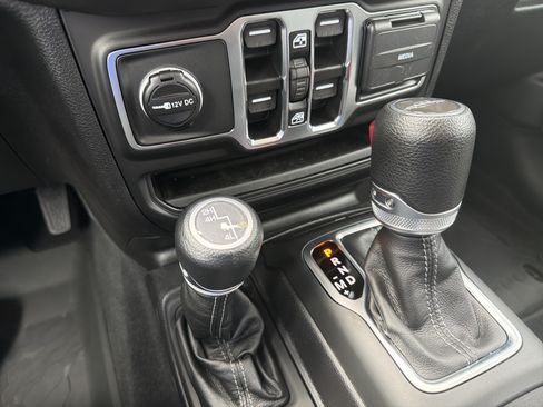 Used 2025 Jeep Gladiator Sport AWD/4WD image 32