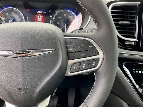 Used 2026 Chrysler Pacifica Limited FWD image 25