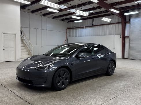 Used 2023 Tesla Model 3 Standard Range image 1