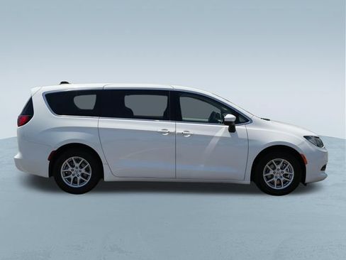 Used 2023 Chrysler Voyager LX FWD image 10