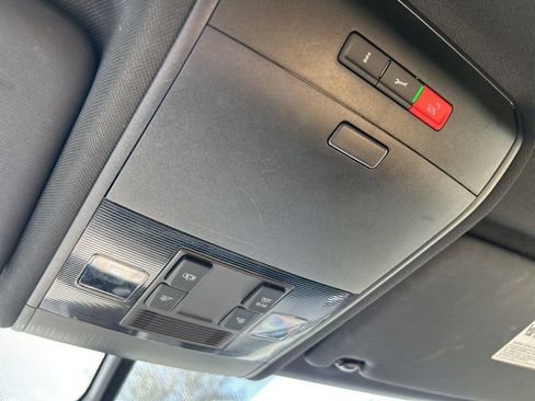 Certified 2022 Volkswagen Atlas Cross Sport SE image 32