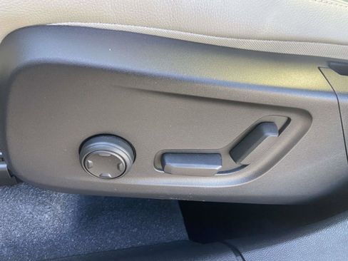 Certified 2023 Volvo XC40 B5 Plus w/ Protection Package Premier image 18