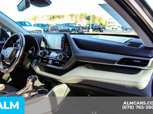 Used 2021 Toyota Highlander XLE image 27