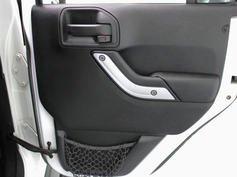 Used 2015 Jeep Wrangler Unlimited Rubicon w/ Connectivity Group AWD/4WD image 43