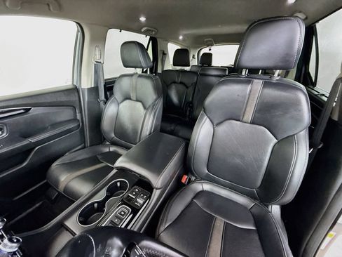 Used 2025 Honda Pilot EX-L image 11