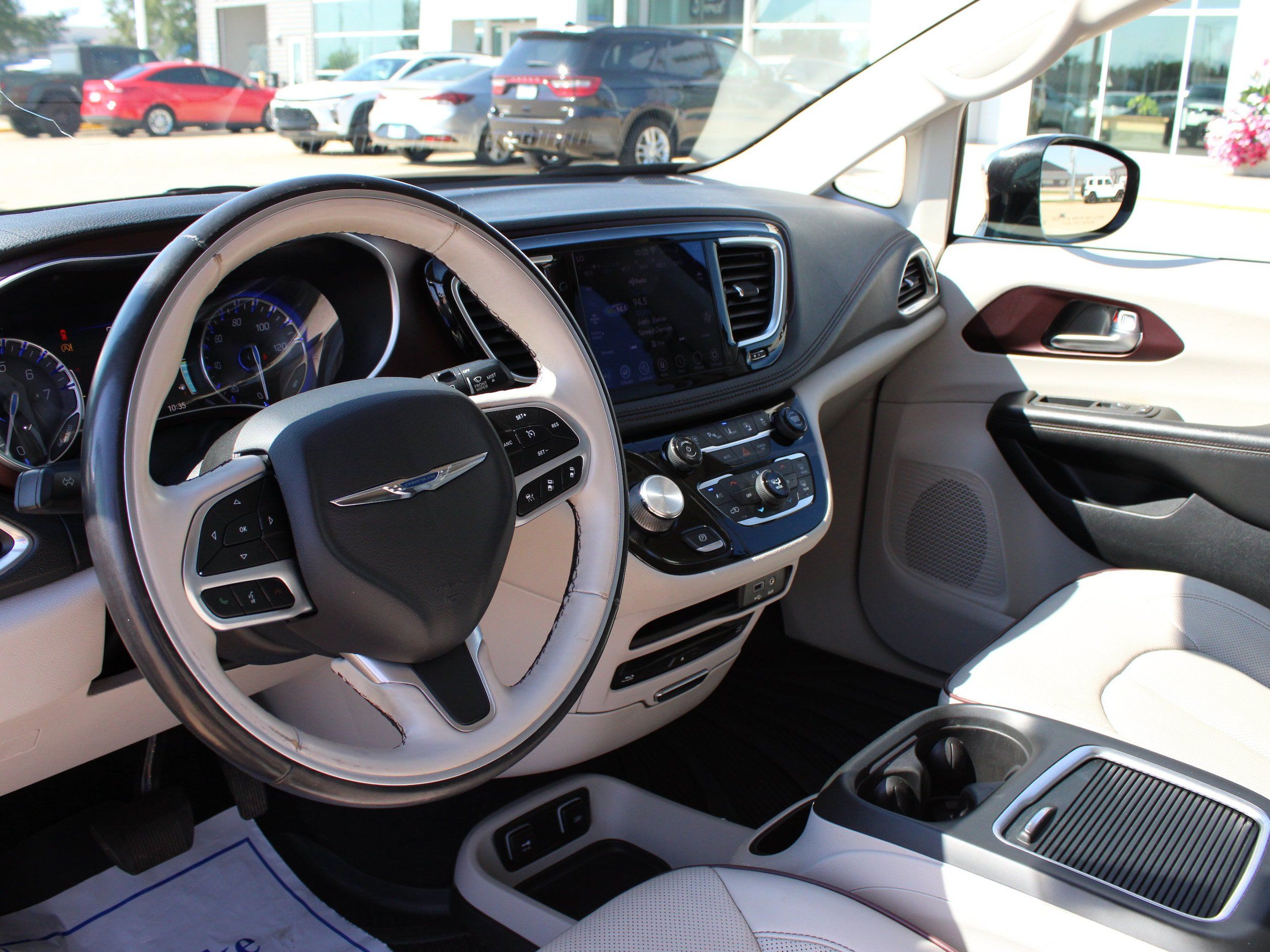 Used 2020 Chrysler Pacifica Limited w/ Tire & Wheel Group FWD image 14