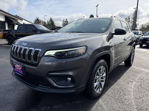 Used 2019 Jeep Cherokee Latitude Plus w/ Comfort/Convenience Group AWD/4WD image 17