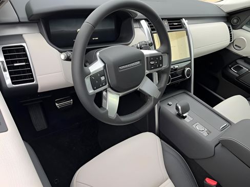 Certified 2025 Land Rover Discovery Dynamic SE image 20