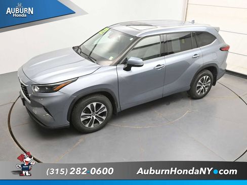 Used 2022 Toyota Highlander XLE AWD/4WD image 30
