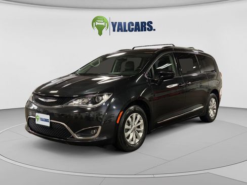 Used 2017 Chrysler Pacifica Touring-L FWD image 1