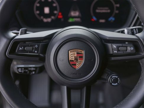 Certified 2025 Porsche Cayenne E-Hybrid Coupe image 18