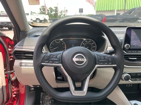 Used 2025 Nissan Altima 2.5 SV FWD image 15