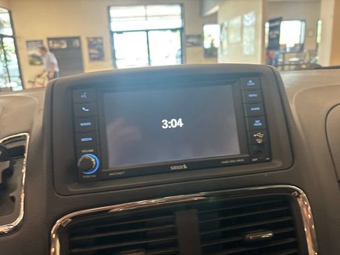Used 2015 Dodge Grand Caravan SXT w/ UConnect Hands-Free Group FWD image 11