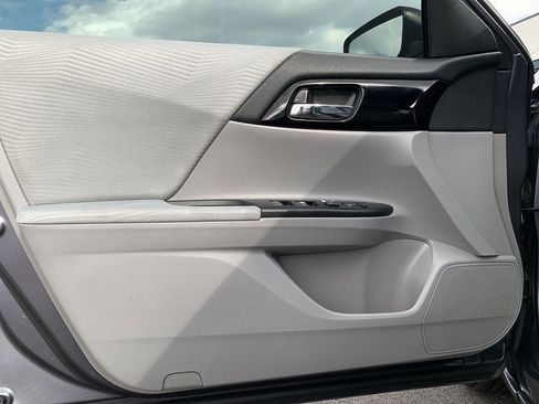 Used 2017 Honda Accord LX image 13