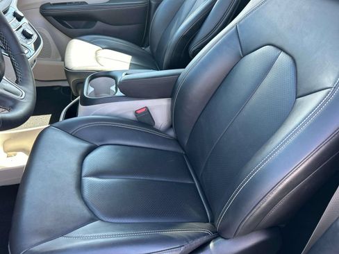 Used 2024 Chrysler Pacifica Touring-L FWD image 29