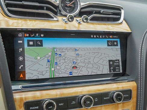 Used 2023 Bentley Bentayga image 27