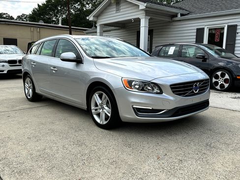 Used 2015 Volvo V60 T5 Platinum image 10