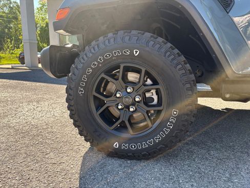 Used 2025 Jeep Gladiator Sport AWD/4WD image 24