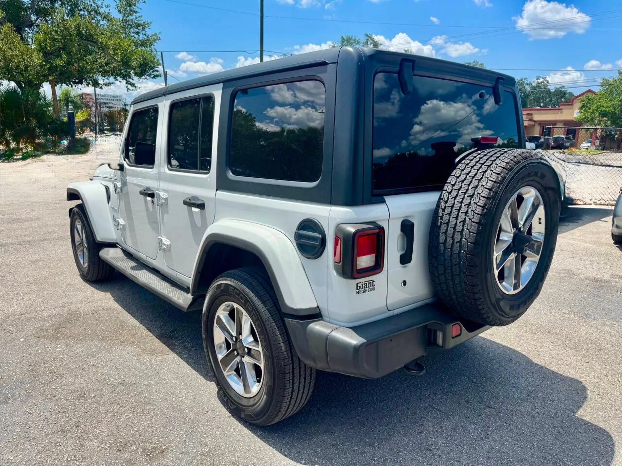 Used 2019 Jeep Wrangler Unlimited Sahara AWD/4WD image 12