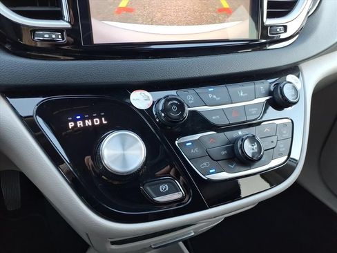 Used 2024 Chrysler Pacifica Touring-L FWD image 16