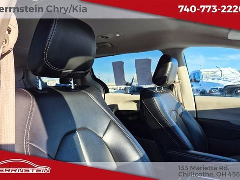 Used 2023 Chrysler Pacifica Touring-L image 30