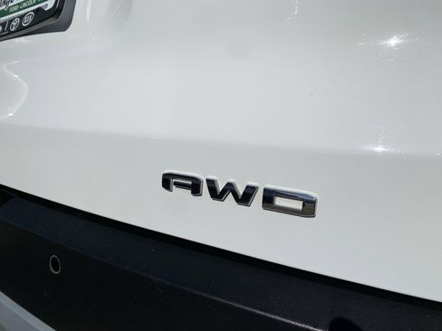 Used 2023 GMC Acadia SLE image 38