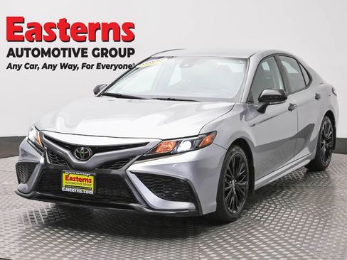 Used 2022 Toyota Camry SE FWD image 1
