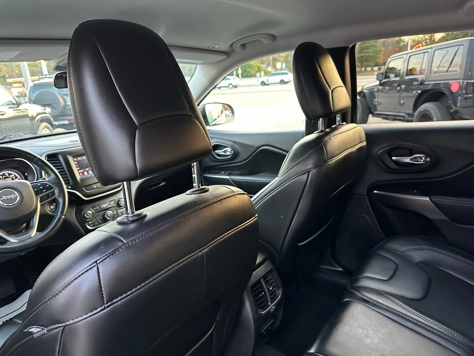 Used 2019 Jeep Cherokee Latitude Plus AWD/4WD image 19