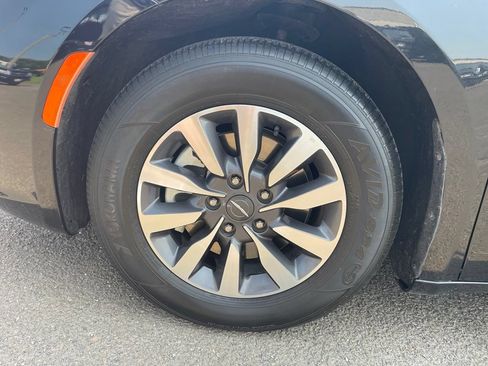 Used 2023 Chrysler Pacifica Touring-L FWD image 23
